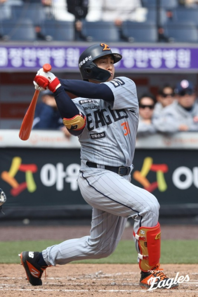 图为孙儿叶正在热身赛中击出安打。 =韩华鹰队。