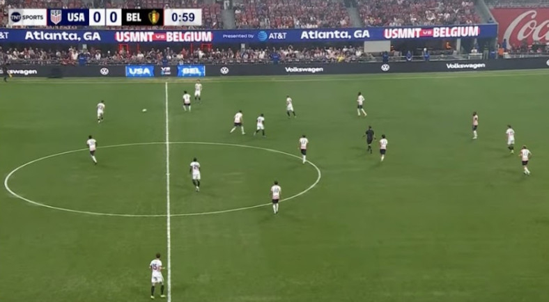 图为，美国队与比利时队的比赛场面。 =照片=转播画面收尾。