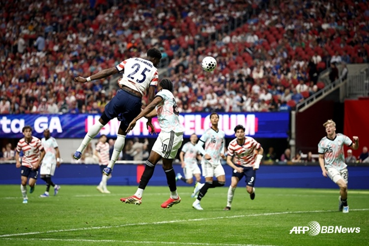 图为，美国队与比利时队的比赛场面。 =法新社BBNews=新闻1。