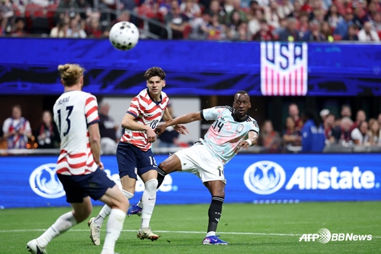 图为，美国队与比利时队的比赛场面。 =法新社BBNews=新闻1。