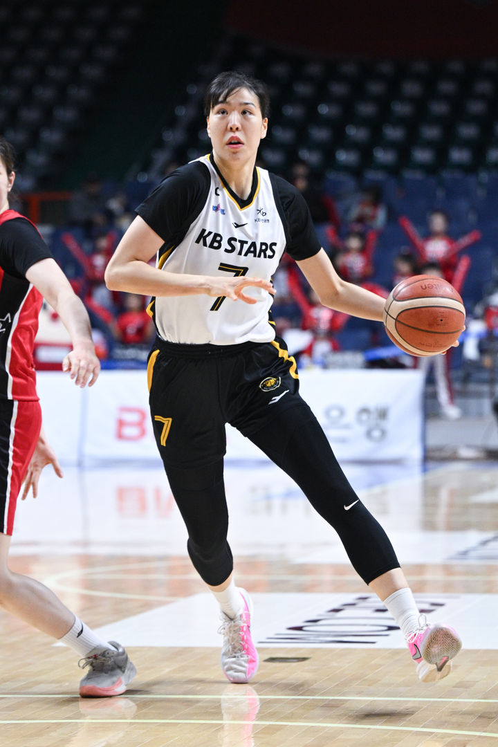 他就是清州KB国民银行中心的朴智秀。 =照片=WKBL提供。