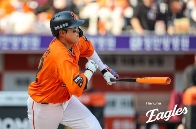 韩华队的蔡恩成在28日与Kiwoom队的揭幕战中击出本垒打,正在全力冲向1垒。 =韩华鹰队。