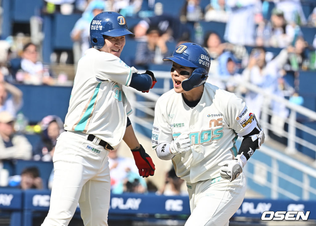 29日，NC队的朴建宇（右）在与斗山队的比赛中连续两场比赛击出本垒打后，正在接受朴珉宇的祝贺。