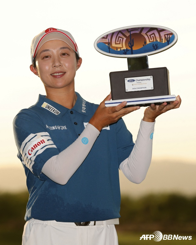 Vào ngày 30 (giờ Hàn Quốc), Kim Hyo Joo đang rất vui khi cầm chiếc cúp vô địch Ford Tour LPGA 2026 được tổ chức tại Câu lạc bộ Golf Wallwind ở Phoenix, Arizona, Mỹ. /AFPBBNews = Tin tức 1 