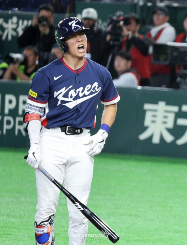 今月8日の日本戦で残念がるキム·ヘソン。/写真=カン·ヨジョ先任記者