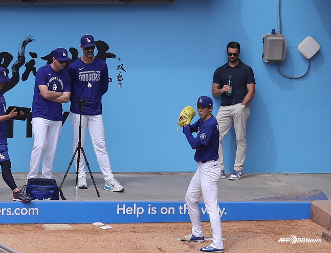 Sasaki (dưới bên phải) chơi bullpen pitching. /AFPBBNews = Tin tức 1