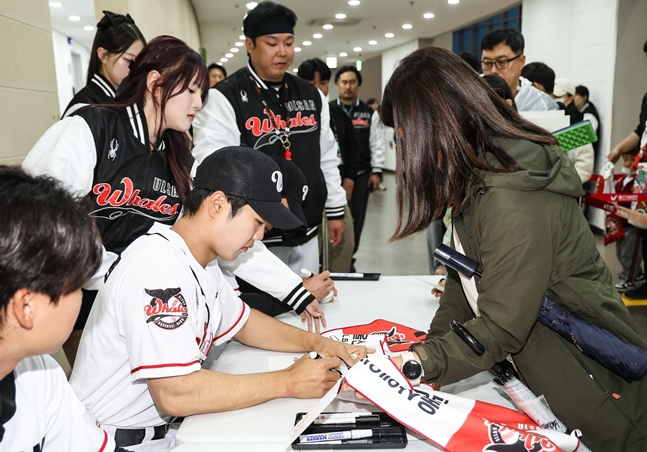 Bae Sang-kwon is signing the autograph. /Photo = Ulsan Wales