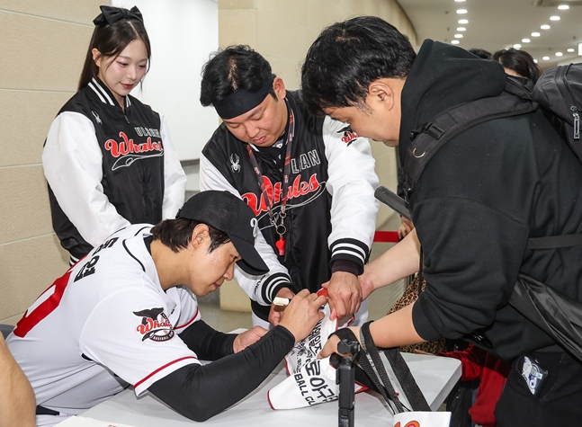 Kim Dong-yeop (lower left) is signing autographs. /Photo = Ulsan Wales