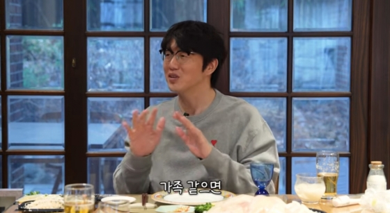 Ảnh = Kênh YouTube 'Tôi sẽ gặp Sung Si Kyung'