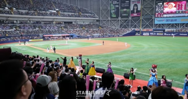 Gocheok Sky Dome, домашний стадион профессионального бейсбола Kiwoom Heroes, переполненный зрителями. /Фото = Старший репортер Кан Ён Чжо