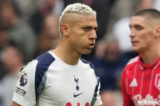 Tottenham Hotspur striker Hishalisson sighs during the 31st round of the English Premier League (EPL) of the 2025-2026 season at Tottenham Hotspur Stadium in London, England, at 11:15 p.m. on the 22nd (Korea time). /AFPBBNews=News1