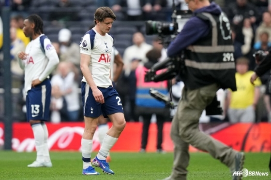 Tottenham Hotspur Conor Gallagher (center) is bowing after the 31st round of the English Premier League (EPL) of the 2025-2026 season at Tottenham Hotspur Stadium in London, England, at 11:15 p.m. on the 22nd (Korea time). /AFPBBNews=News1