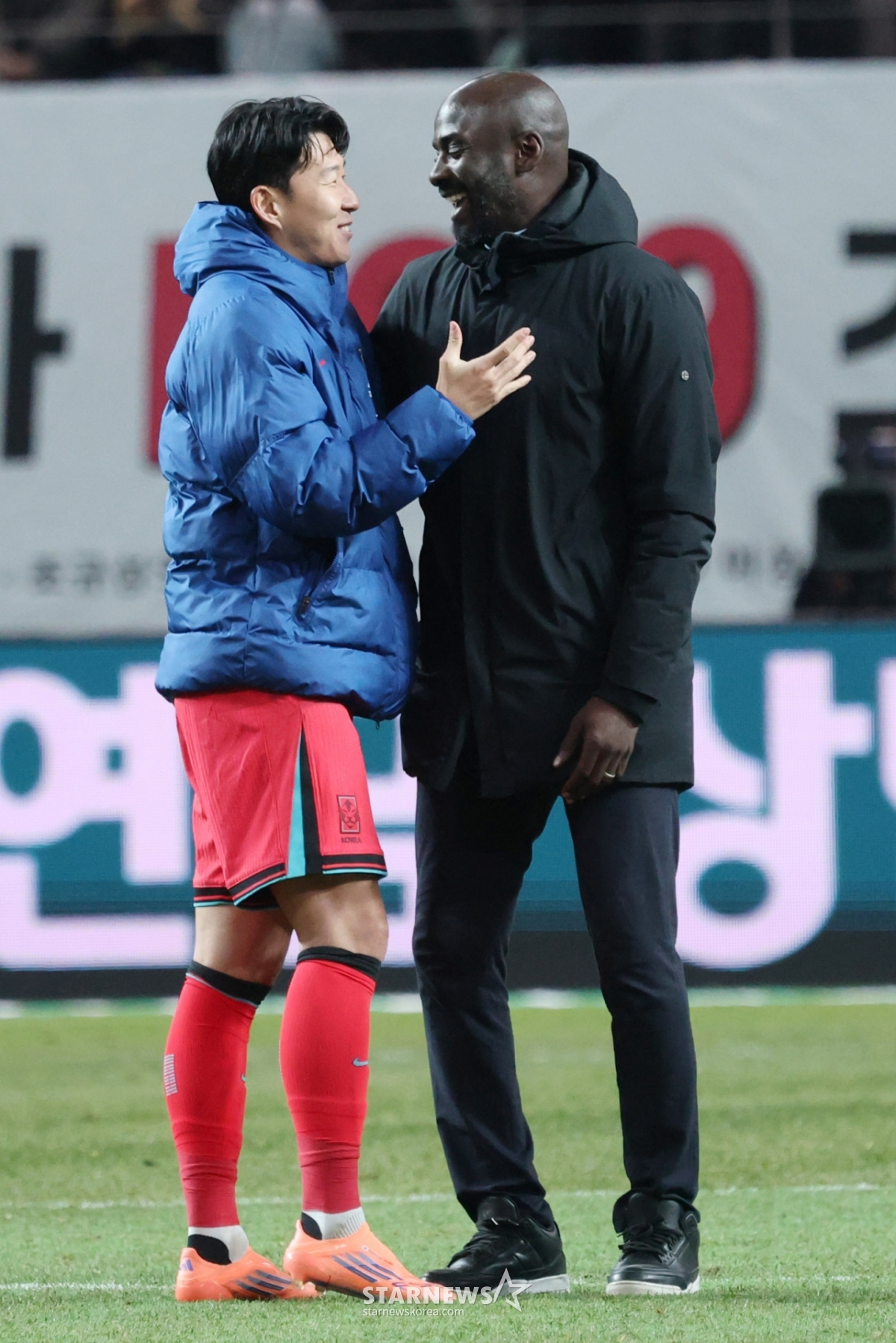 昨年11月、ソウルW杯競技場で行われた韓国との強化試合を終えた後、孫興民とともに会話を交わしているオート·アドガナサッカー代表チーム監督。 /写真=キム·ジンギョン待機者