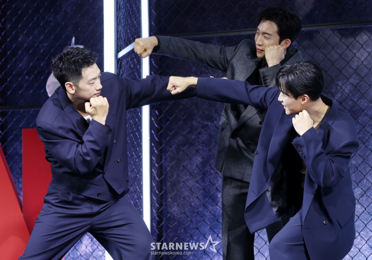 Ngày 31/3, các diễn viên Jung Ji Hoon, Woo Do Hwan và Lee Sang Yi đang tạo dáng tại buổi họp báo ra mắt phim điện ảnh The Dog (mùa 2) của Netflix được tổ chức tại khách sạn Ambassador Seoul Pullman, Junggu, Seoul. /2026.03.31 /Ảnh = Kim Hwi Sun hwijpg@