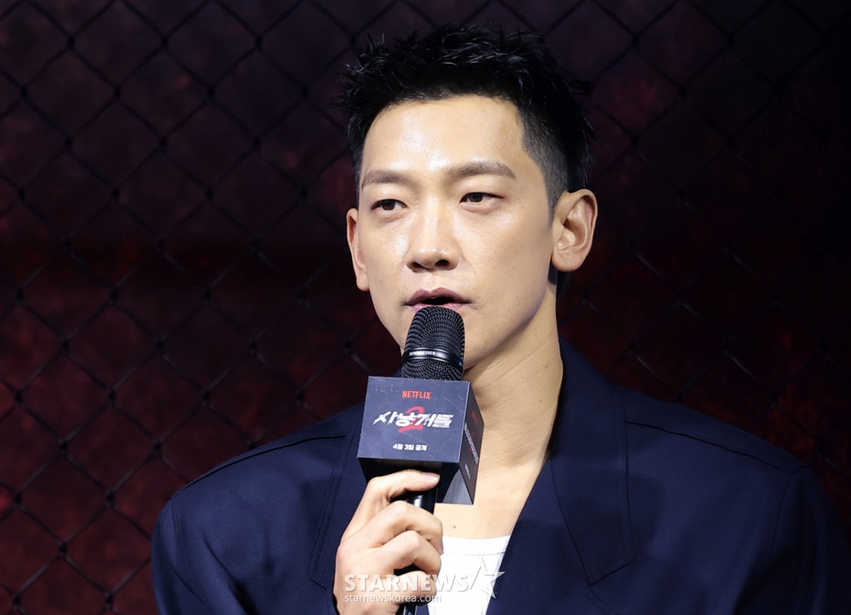 (Seoul = News 1) Phóng viên Kwon Hyun Jin = Diễn viên Jung Ji Hoon (Bi) đang tạo dáng tại buổi họp báo ra mắt sản xuất mùa 2 của bộ phim Chó săn được tổ chức tại khách sạn Fulman, Seoul, Ambassador, Jung-gu, Seoul vào sáng 31/3. "Những chú chó săn" mùa 2 là câu chuyện về một cú móc sảng khoái khác đối với giải đấu quyền anh bất hợp pháp toàn cầu do Gun Woo (Udo Hwan thủ vai) và Woo Jin (Lee Sang thủ vai) thống trị bởi tiền bạc và bạo lực. 2026.3.31/Tin tức 1 Copyright © Tin tức 1. All rights reserved. Cấm sử dụng AI học và phát tán trái phép. /Ảnh = (Seoul = News 1) Phóng viên Kwon Hyun Jin