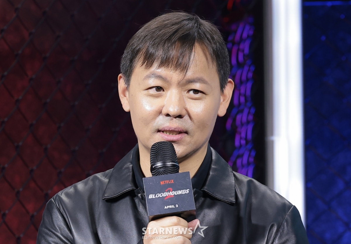 (Seoul = News 1) Phóng viên Kwon Hyun Jin = Đạo diễn Kim Joo Hwan đang trả lời các câu hỏi của phóng viên tại buổi họp báo ra mắt sản xuất mùa 2 của "Những chú chó săn" được tổ chức tại khách sạn Ambassador Seoul Pullman, Jung-gu, Seoul vào sáng ngày 31. "Những chú chó săn" mùa 2 là câu chuyện về một cú móc sảng khoái khác đối với giải đấu quyền anh bất hợp pháp toàn cầu do Gun Woo (Udo Hwan thủ vai) và Woo Jin (Lee Sang thủ vai) thống trị bởi tiền bạc và bạo lực. 2026.3.31/Tin tức 1 Copyright © Tin tức 1. All rights reserved. Cấm sử dụng AI học và phát tán trái phép. /Ảnh = (Seoul = News 1) Phóng viên Kwon Hyun Jin