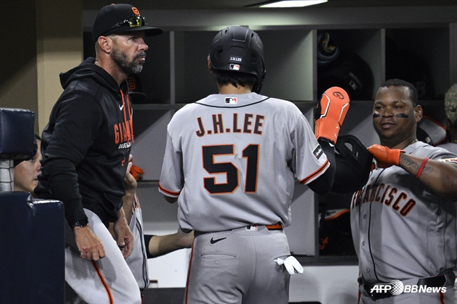 =31日，李廷厚在比赛中踏上本垒。