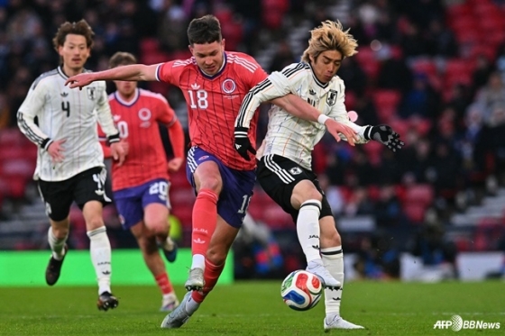 29-го числа (по корейскому времени) Ито Джунья (справа) во время оценочного матча А в марте на стадионе Хэмпден Парк в Глазго, Шотландия. /AFPBBNews=Новости 1