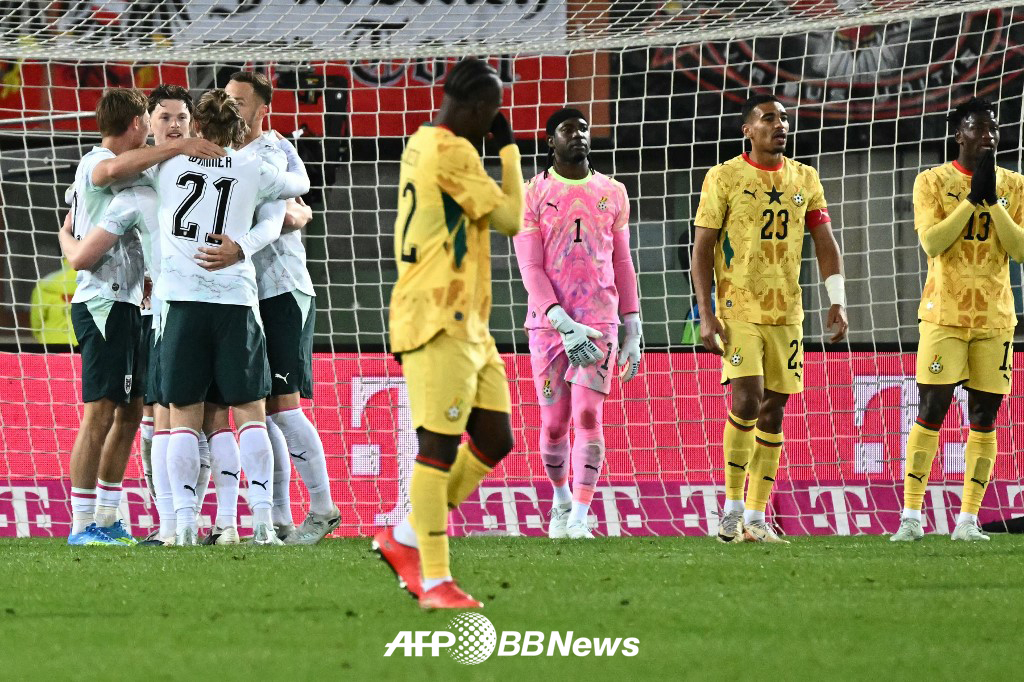 Austrian players (left) are delighted after scoring in an exhibition match against Ghana on the 28th. Austria won 5-1 on the day. /AFPBBNews=News1