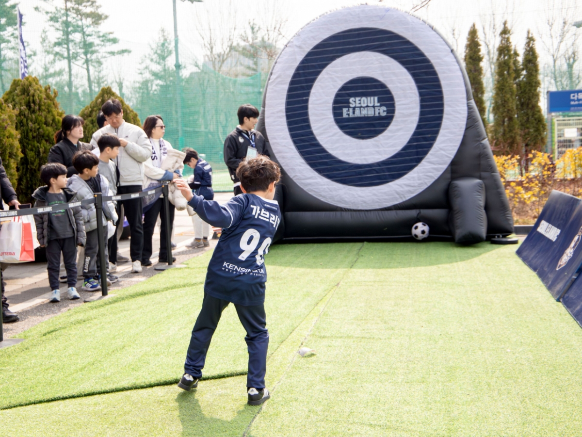 フットボールダーツに参加した子供。 /写真=ソウルイーランド提供