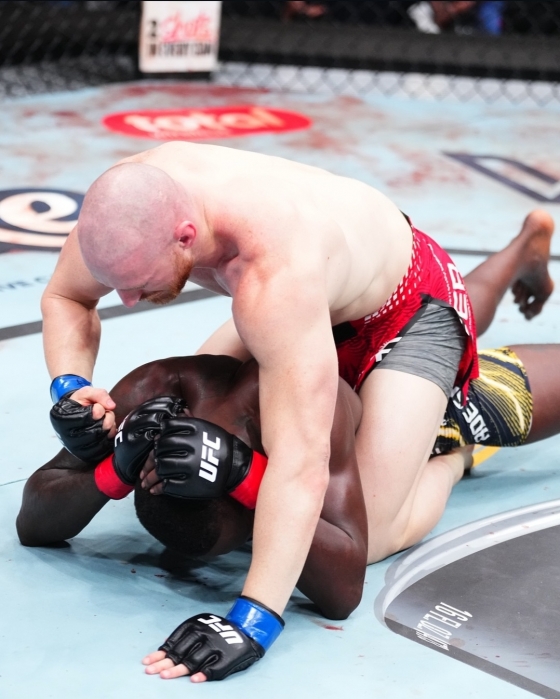 ジョー·パイパー(上)が29日(韓国時間)、米ワシントン州シアトルのクライマーチ·プレジ·アリーナで開かれた「UFCファイトナイト:アデサンヤvsパイパー」メインイベント競技でイスラエルのアデサンヤをファウンディングしている。 /写真=UFC公式ソーシャル·ネットワーキング·サービス（SNS）