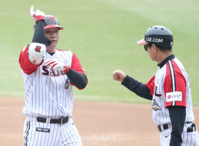 图为，LG双子队的文宝京（左）。 =照片=金镇京。