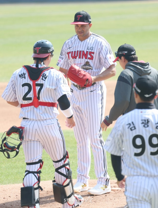 The official opening game of the 2026 Shinhan SOL Bank KBO League LG Twins vs. KT Wiz was held at Jamsil Baseball Stadium in Seoul on Mar. 28. Coach Kim Kwang-sam is on the mound after LG starter Chirinos was hit in the top of the first inning. /Photo = Senior Reporter Kim Jin-kyung