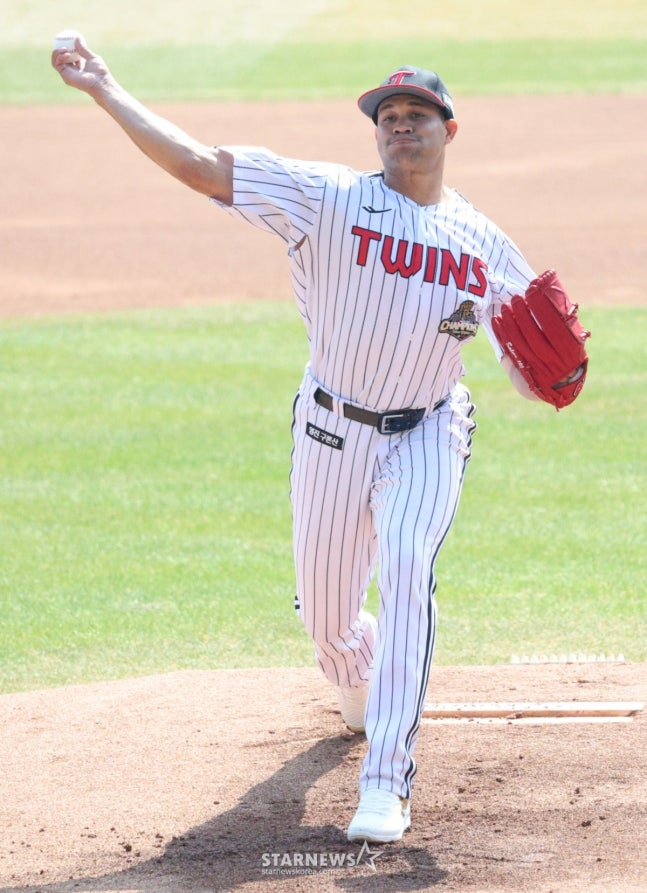 The 2026 Shinhan SOL Bank KBO League official opening game LG Twins vs KT Wiz was held at Jamsil Baseball Stadium in Seoul on the 28th. LG starter Chirinos is pitching hard. /Photo = Senior Reporter Kim Jin-kyung