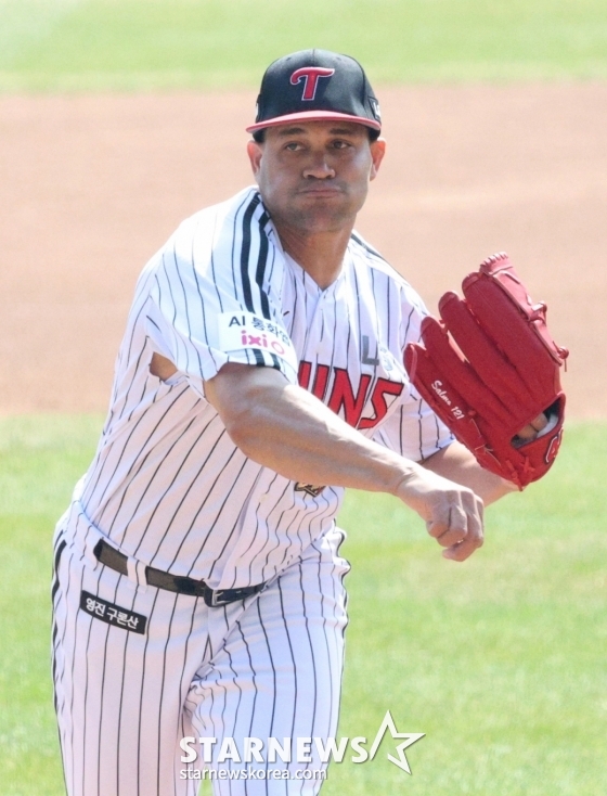 The 2026 Shinhan SOL Bank KBO League official opening game LG Twins vs KT Wiz was held at Jamsil Baseball Stadium in Seoul on the 28th.  LG starter Chirinos is pitching hard. /Photo = Senior Reporter Kim Jin-kyung