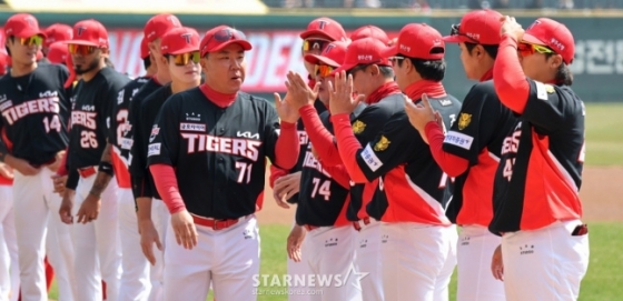 起亜(キア)の李机浩(イ·ボムホ)監督が28日、仁川(インチョン)SSGランダースフィールドで行われる2026プロ野球SSGランダースとKIAタイガースの開幕試合でグラウンドに出ている。 /写真=姜永祚(カン·ヨンジョ)先任記者