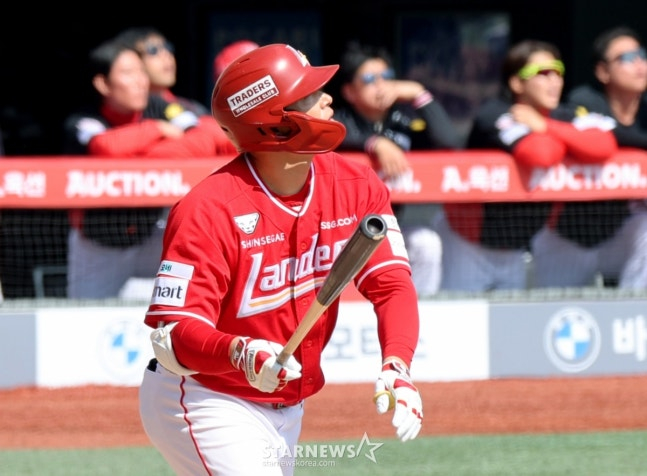 Kim Jae Hwan đang nhìn chằm chằm vào quả bóng bay lên. /Ảnh = Phóng viên cao cấp Kang Young Jo