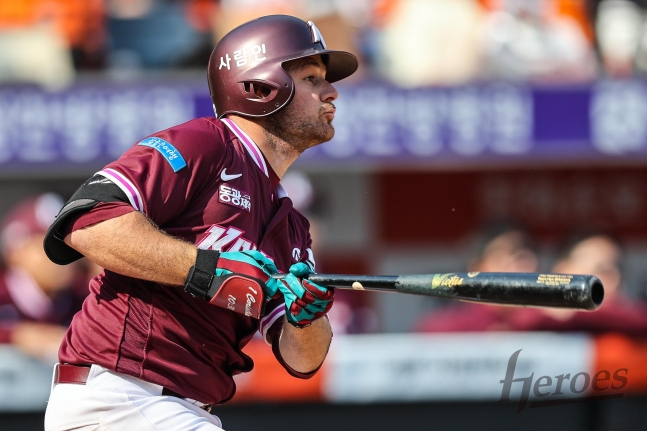 28日,Kiwoom外援击球手特伦顿布鲁克斯在与韩华老鹰队的揭幕战中,技术性地拉动身体方向的球,制造出了安打。 =照片=kiwoom heroes提供。