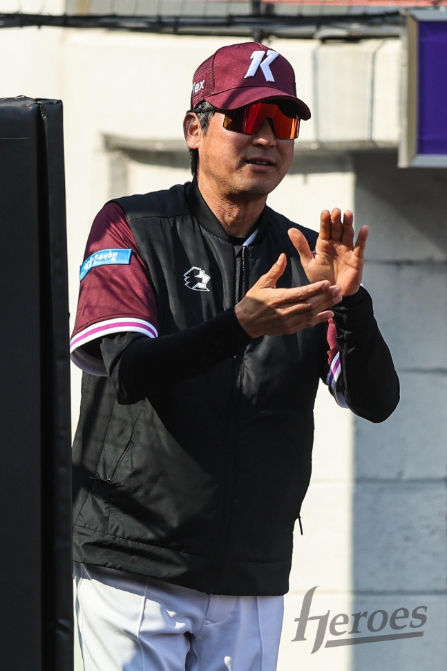 Kiwoom Heroes队主教练薛钟镇为选手们的活跃表现鼓掌。 =照片=kiwoom heroes提供。