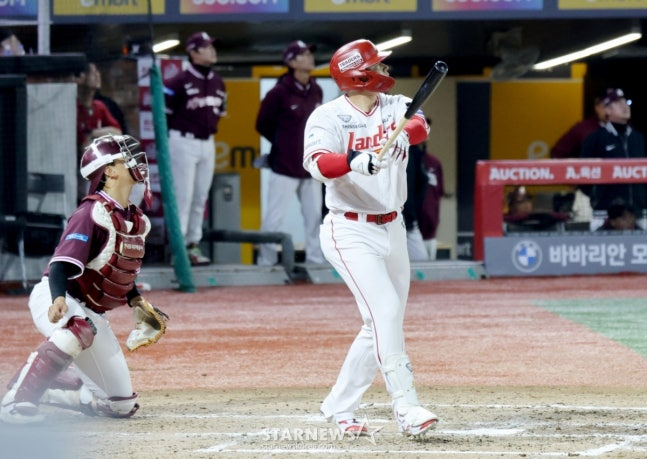 Kim Jae-hwan (phải) của SSG Landers đang đánh một cú home run mạnh mẽ ở cuối hiệp thứ bảy trong trận đấu với Kirum Heroes được tổ chức tại SSG Landers Field ở Incheon vào ngày 31. /Ảnh = Phóng viên cao cấp Kang Young Jo