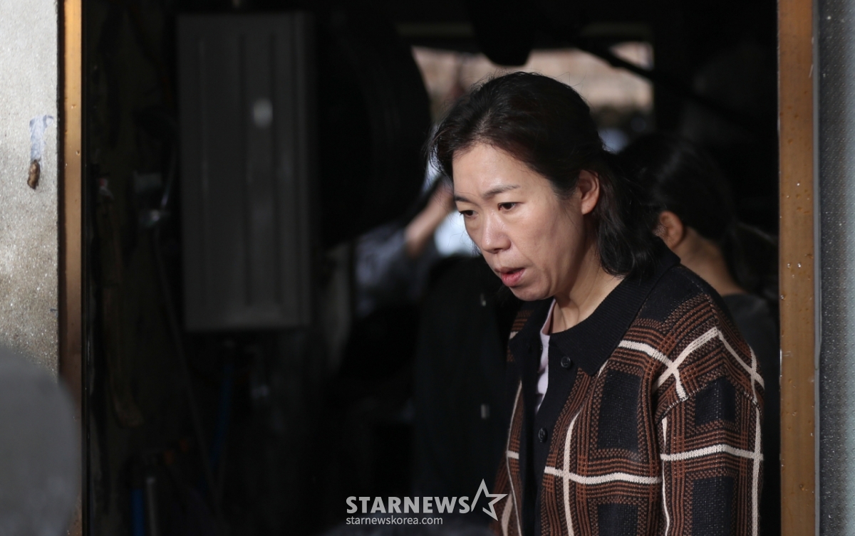 [西帰浦=ニューシス]ウ·ジャンホ記者=1日午前、西帰浦市表善面城邑村で済州4·3を扱った映画「私の名前は」の撮影が行われている。   映画「私の名前は」はチョン·ジヨン監督が演出し、最近ネットフリックス人気OTTドラマ「すっかり騙されました」で名演技を披露したヨム·ヘラン俳優が主演を務めた。 2025.05.01.woo1223@newsis.com /写真=ウ·ジャンホ