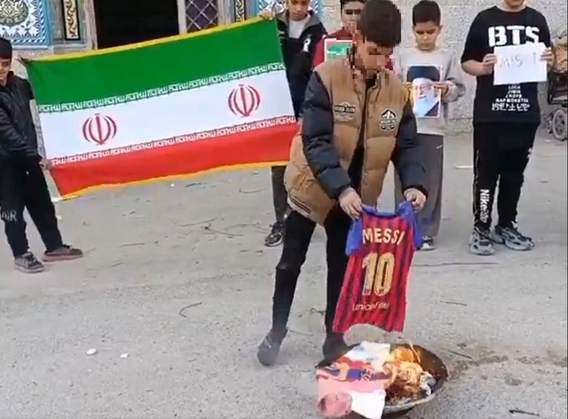 一名伊朗少年正在焚烧梅西在巴塞罗那的球衣。 =照片=SNS结束。