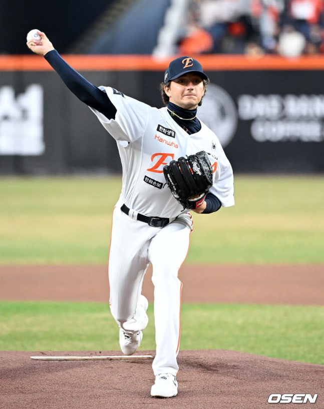 ハンファ·ホワイトが31日、KT戦の1回に投球している。 /写真=OSEN