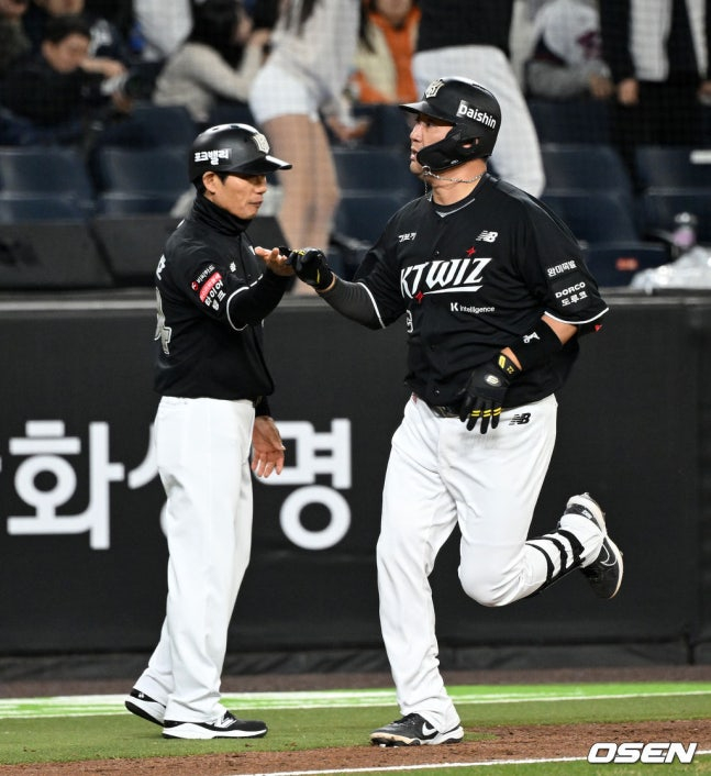 Jang Sung-woo của KT đã đánh một cú home run solo lần thứ 8 trong trận đấu với Hanwha vào ngày 31 và đang chơi ở gôn cơ sở. /Ảnh = OSEN