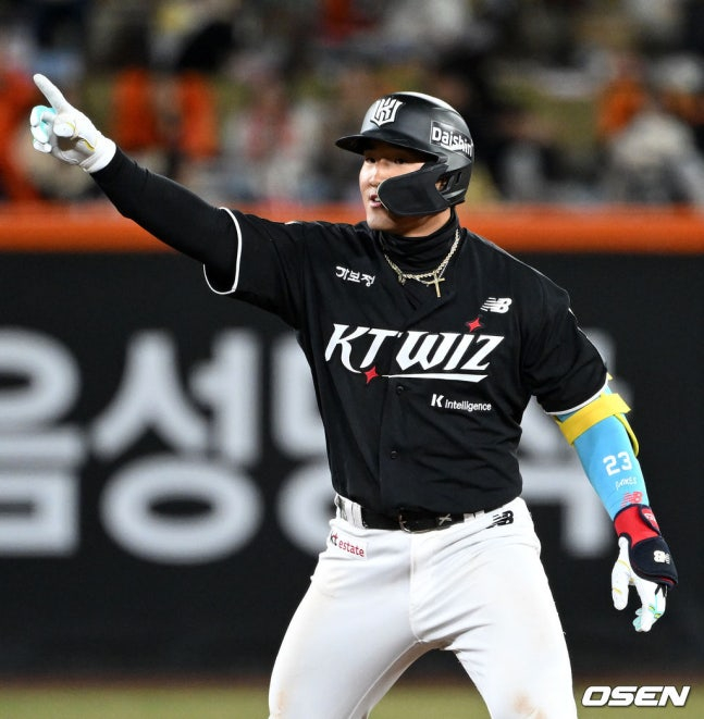 Ahn Hyun-min của KT đang vui mừng sau khi đánh hai cú đúp với hai điểm đánh trong hiệp thứ 7. /Ảnh = OSEN