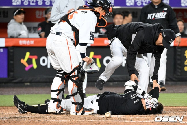 Huh Kyung-min (bên dưới) của KT đã ngã gục sau khi nhận được mũ bảo hiểm từ cú ném của Um Sang-baek ở hiệp thứ 5. /Ảnh = OSEN