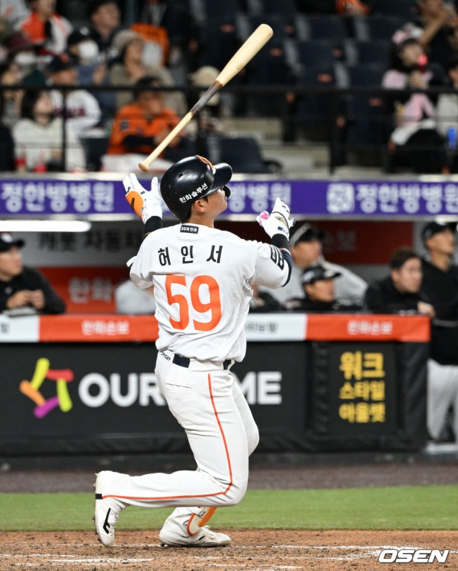 Hanwha Heo In Seo đang đánh cú home run đầu tiên trong lần ra mắt thứ 8. /Ảnh = OSEN