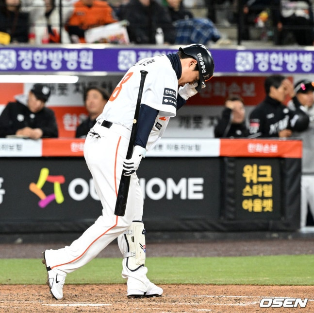 Noh Si Hwan của Hanwha đang rút lui với cú strikeout ở hiệp thứ 5. /Ảnh = OSEN