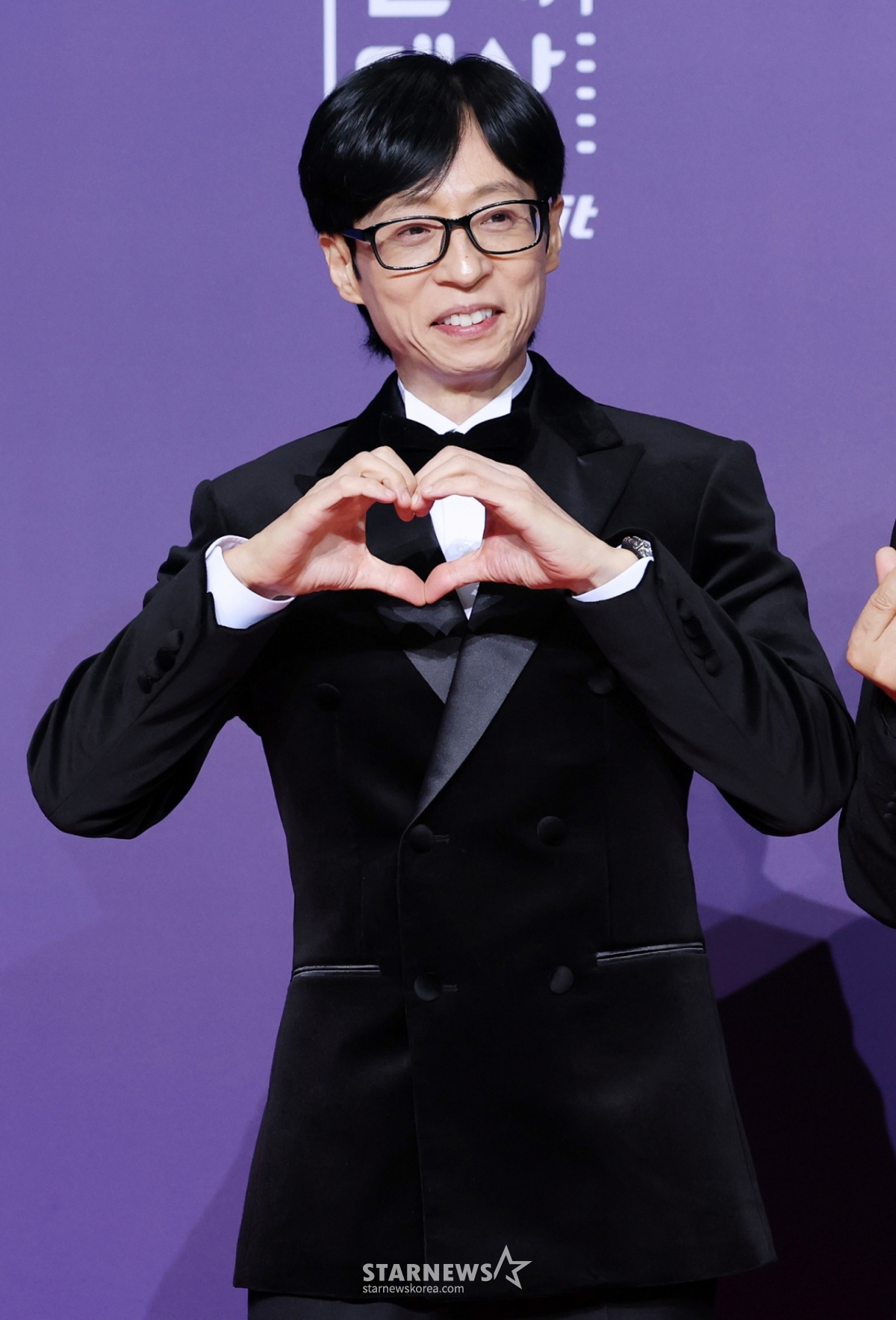 Comedian Yoo Jae-seok poses at the "2025 SBS Entertainment Awards" red carpet event held at SBS Prism Tower in Sangam-dong, Mapo-gu, Seoul on the 30th. /2025.12.30 / Photo = Kim Hwi-seon hwijpg@