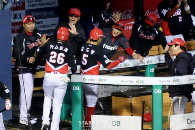 2026新韓（シンハン）SOLBankKBOリーグLGツインズ対KIAタイガースの試合が31日、ソウル蚕室（チャムシル）野球場で行われた。  KIAの金ドヨンが2回表2死2塁で左越え2点本塁打を放ち、ホームインした後、李机浩（イ·ボムホ）監督の歓迎を受けている。