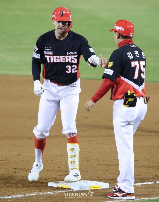 2026新韓（シンハン）SOLBankKBOリーグLGツインズ対KIAタイガースの試合が31日、ソウル蚕室（チャムシル）野球場で行われた。  KIAのデールが3回表2死1、3塁で1打点適時打を放って出塁した後、金ヨンフンコーチの歓迎を受けている。