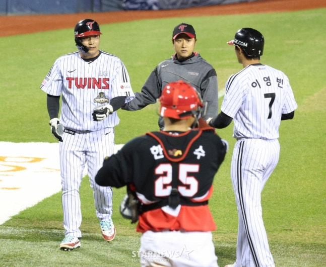 2026新韓（シンハン）SOLBankKBOリーグLGツインズ対KIAタイガースの試合が31日、ソウル蚕室（チャムシル）野球場で行われた。  LG7回裏、1死2塁で2塁走者のムン·ボギョンがイ·ジュホンの左前眼の時、3塁に走ったが、足に異常を感じ、代走者のイ·ヨンビンと交代している。