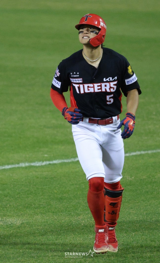 2026新韓（シンハン）SOLBankKBOリーグLGツインズ対KIAタイガースの試合が31日、ソウル蚕室（チャムシル）野球場で行われた。  KIAの金ドヨンが4回表、無死から放った長打がフライに終わると、残念がっている。