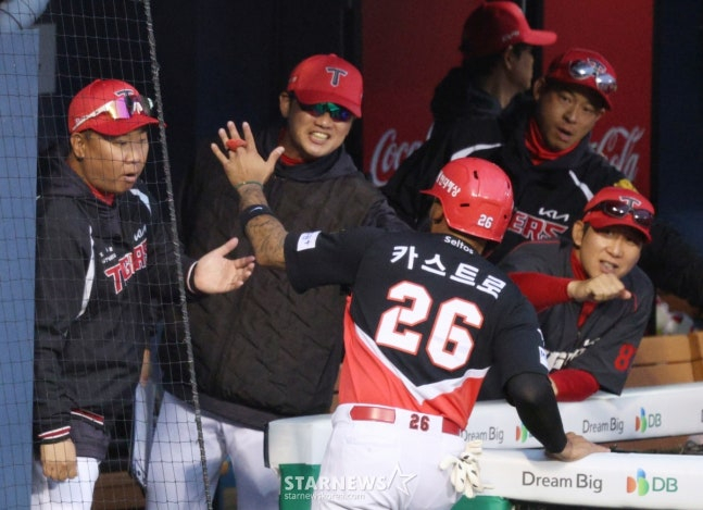 2026新韓（シンハン）SOLBankKBOリーグLGツインズ対KIAタイガースの試合が31日、ソウル蚕室（チャムシル）野球場で行われた。  KIAの1回表、1死2塁で2塁走者カストロが金ドヨンの右前適時打で先制得点した後、李机浩（イ·ボムホ）監督の歓迎を受けている。