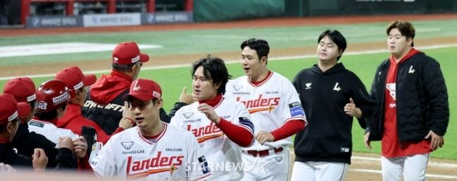 Kim Jae Hwan (giữa) đang đập tay với huấn luyện viên Lee Sung Yong sau khi đội giành chiến thắng. /Ảnh = Phóng viên cao cấp Kang Young Jo