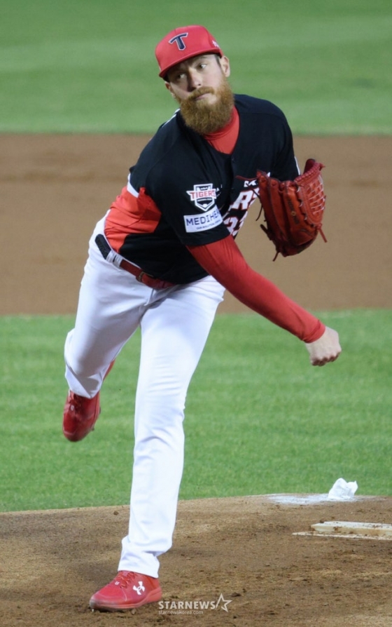 31日,2026新韩SOL KBO联赛LG双子队对KIA老虎队的比赛在首尔蚕室棒球场举行。 KIA队的首发投手奥勒正在奋力拼搏。 =照片=金镇京。